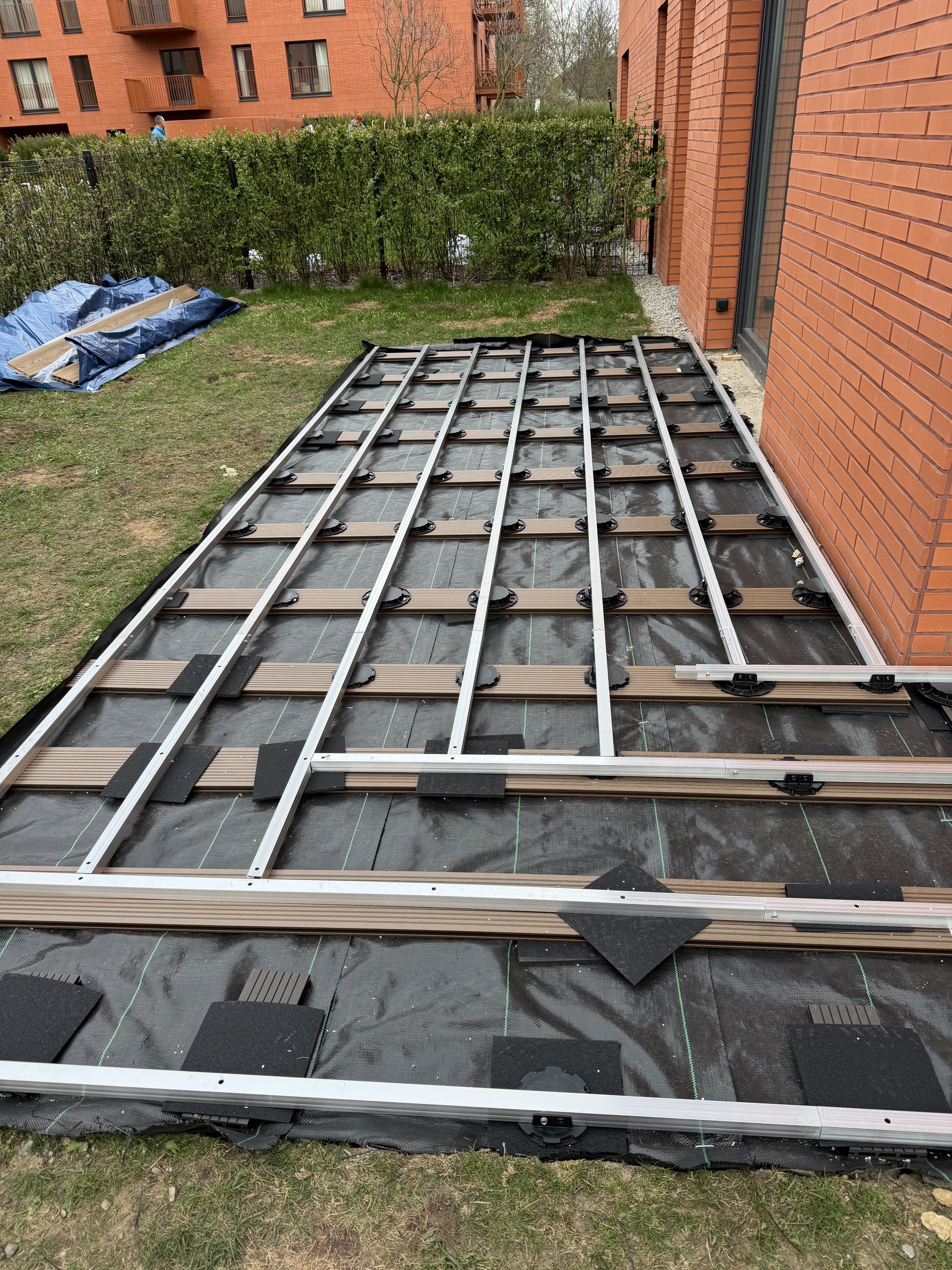 Aluminiowa podkonstrukcja z regulowanymi wspornikami